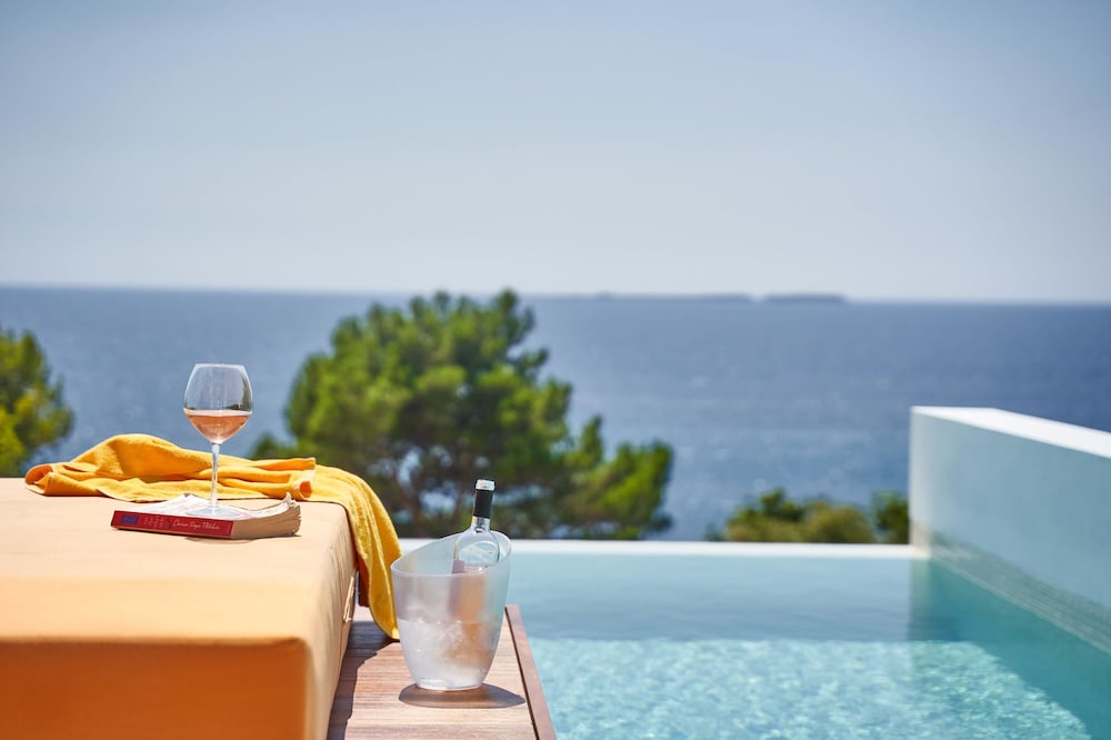 White Rocks Hotel Kefalonia — Swimming pool in Lassi, Ionian Islands