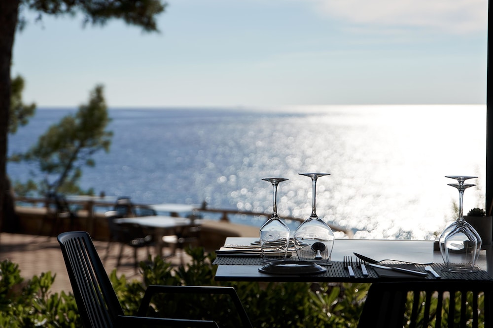 White Rocks Hotel Kefalonia — Restaurant & bars in Lassi, Ionian Islands