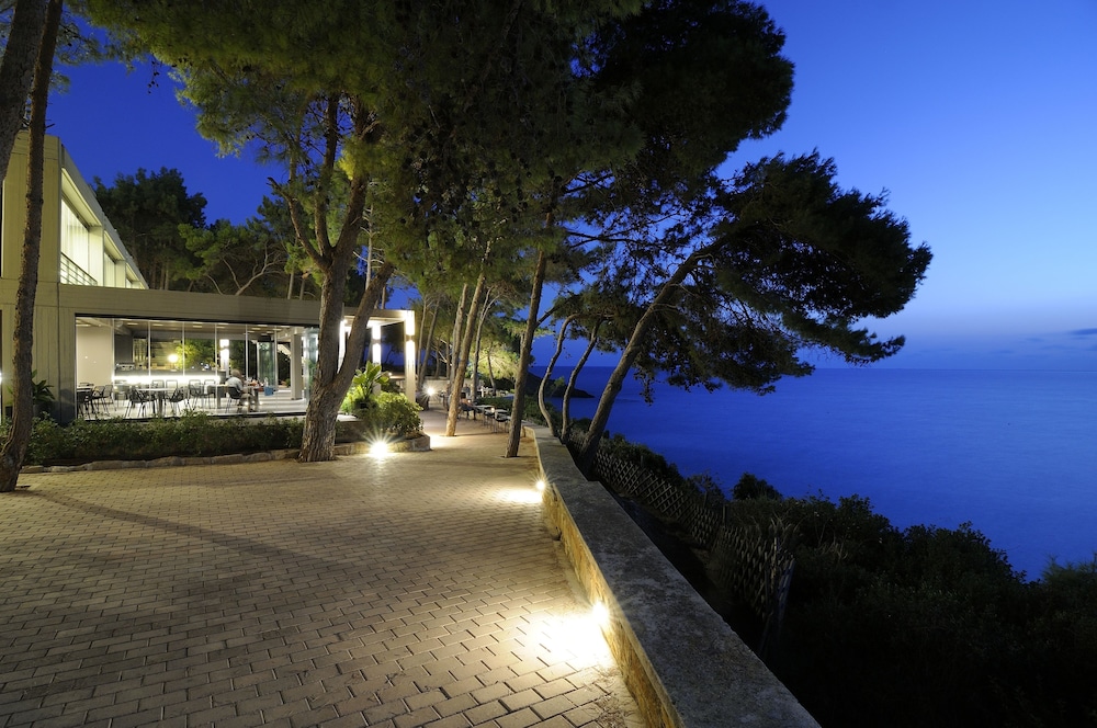 White Rocks Hotel Kefalonia — Restaurant & bars in Lassi, Ionian Islands
