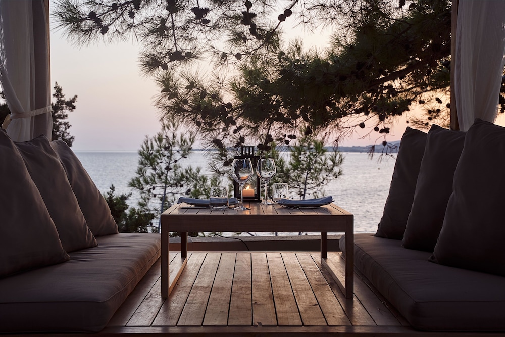 White Rocks Hotel Kefalonia — Restaurant & bars in Lassi, Ionian Islands
