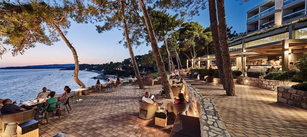 White Rocks Hotel Kefalonia — Restaurant & bars in Lassi, Ionian Islands