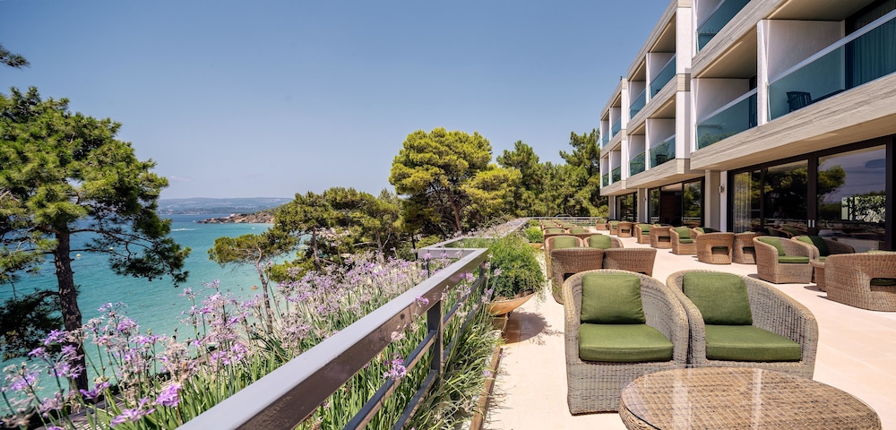 White Rocks Hotel Kefalonia — Hotel building in Lassi, Ionian Islands