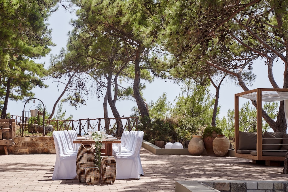 White Rocks Hotel Kefalonia — Restaurant & bars in Lassi, Ionian Islands