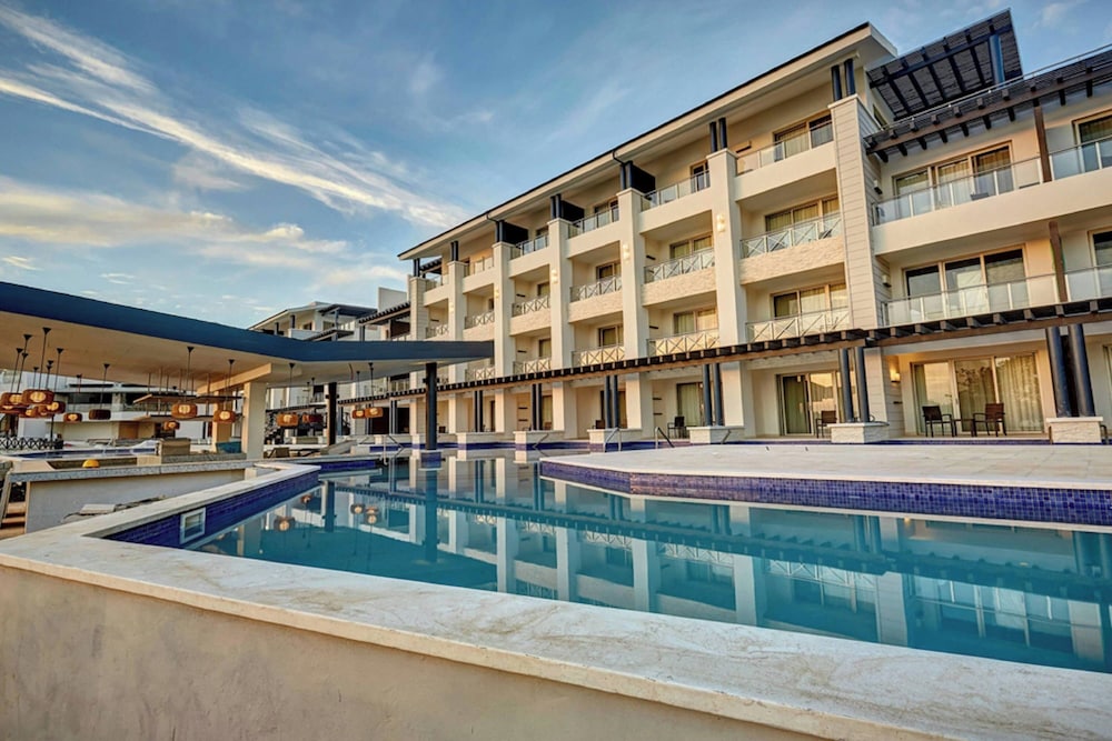 Royalton Hideaway Negril, An Autograph Collection® All-Inclusive Resort - Adults Only — Hotel building in Negril
