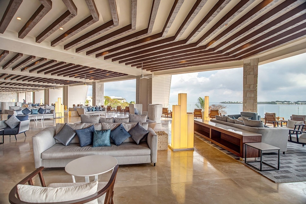 Royalton Hideaway Negril, An Autograph Collection® All-Inclusive Resort - Adults Only — Hotel building in Negril