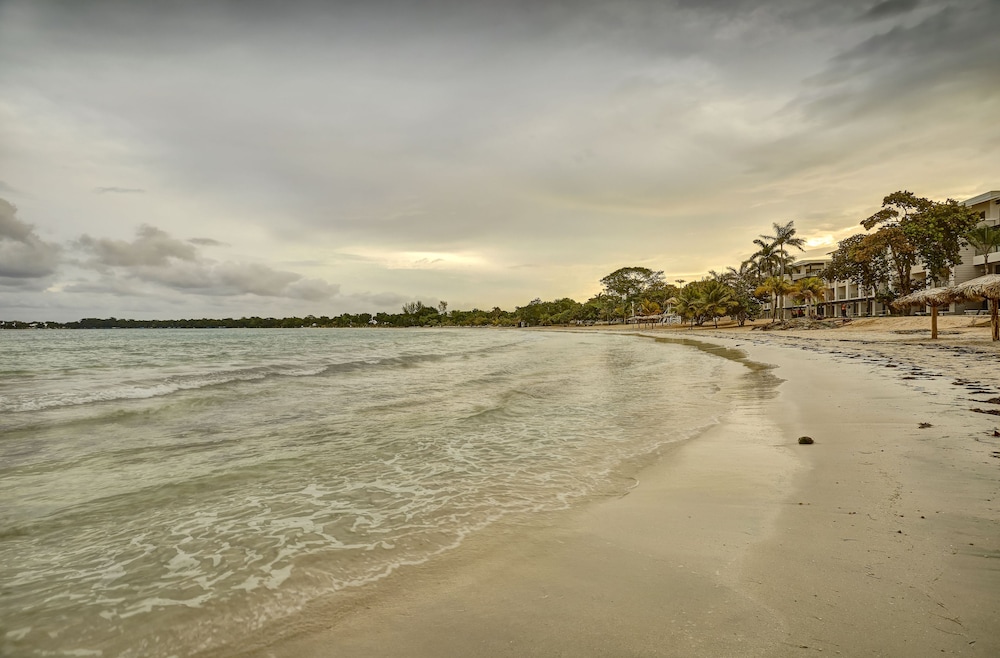 Royalton Hideaway Negril, An Autograph Collection® All-Inclusive Resort - Adults Only — Beach in Negril