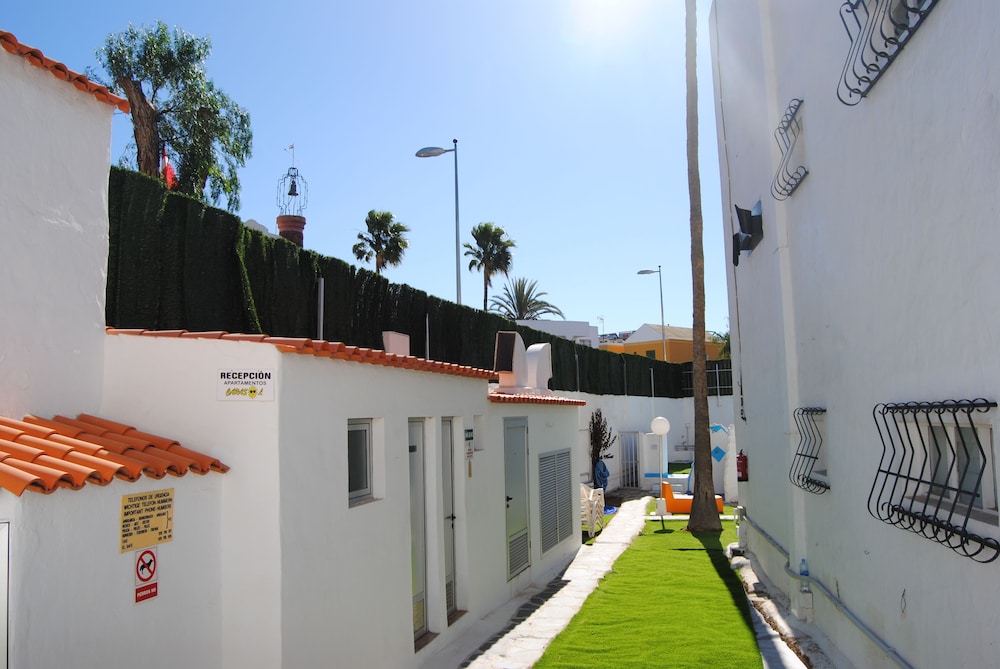 Atlantic Sun Beach - Gay Men Only — Hotel building in Playa del Ingles, Canary Islands