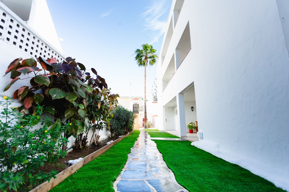 Atlantic Sun Beach - Gay Men Only — Hotel building in Playa del Ingles, Canary Islands