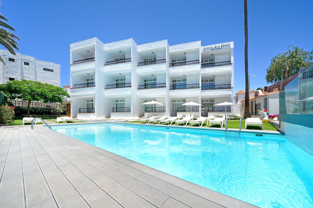 Atlantic Sun Beach - Gay Men Only — Hotel building in Playa del Ingles, Canary Islands