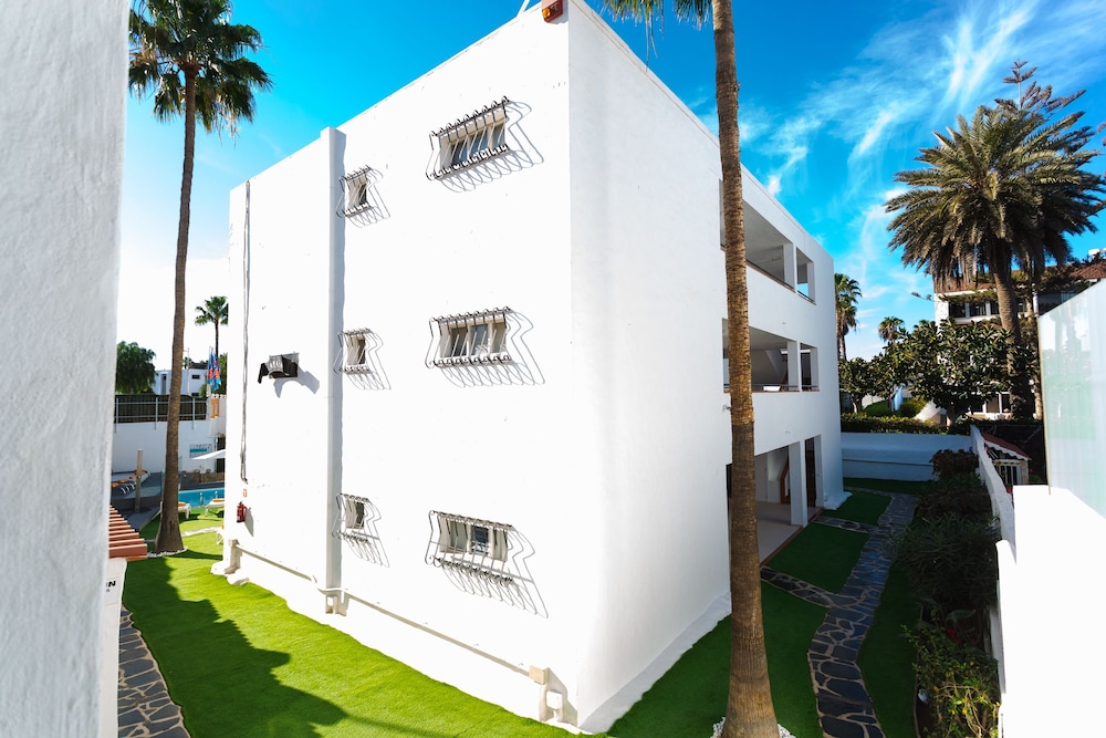 Atlantic Sun Beach - Gay Men Only — Hotel building in Playa del Ingles, Canary Islands