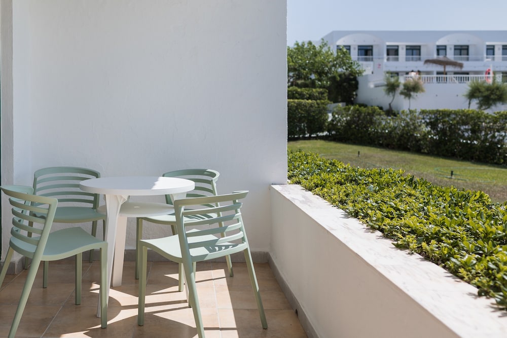 Aparthotel Beach Club — Hotel building in Son Parc, Balearic Islands