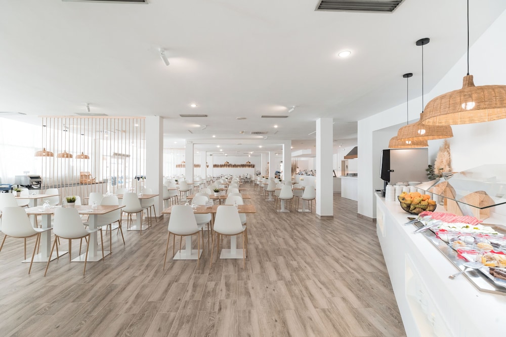 Aparthotel Beach Club — Restaurant & bars in Son Parc, Balearic Islands