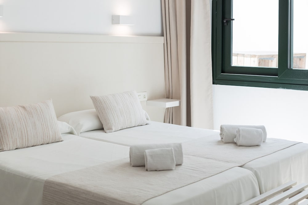 Aparthotel Beach Club — Hotel rooms in Son Parc, Balearic Islands