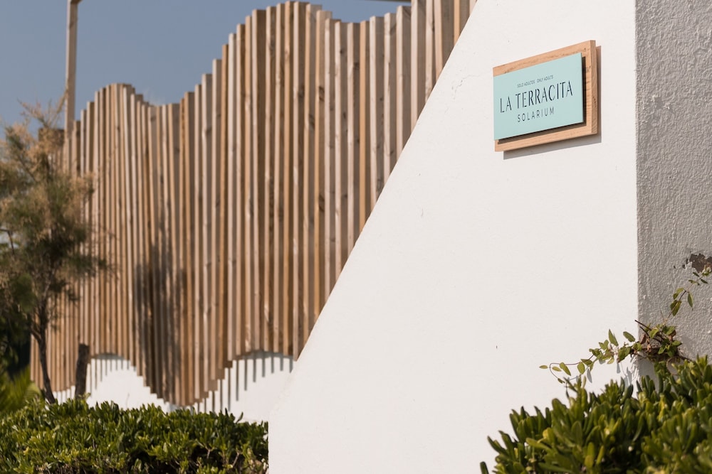 Aparthotel Beach Club — Hotel building in Son Parc, Balearic Islands