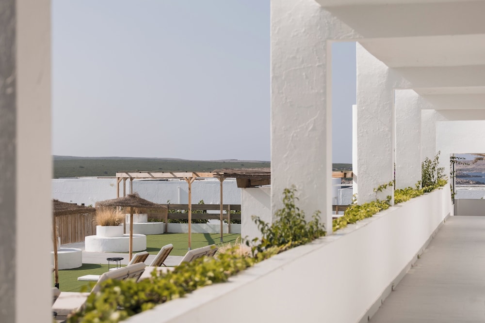 Aparthotel Beach Club — Hotel building in Son Parc, Balearic Islands