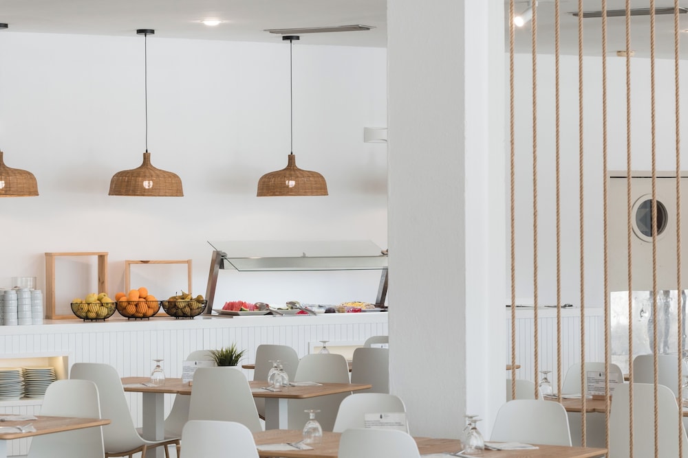 Aparthotel Beach Club — Restaurant & bars in Son Parc, Balearic Islands