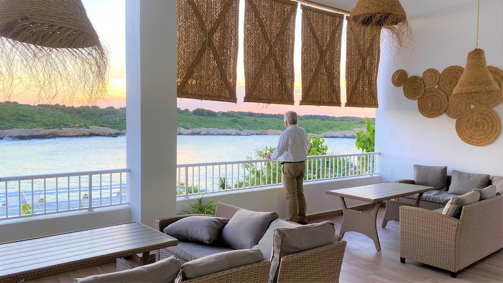 Aparthotel Beach Club — Hotel building in Son Parc, Balearic Islands