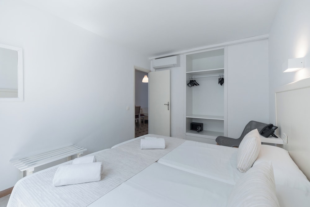 Aparthotel Beach Club — Hotel rooms in Son Parc, Balearic Islands