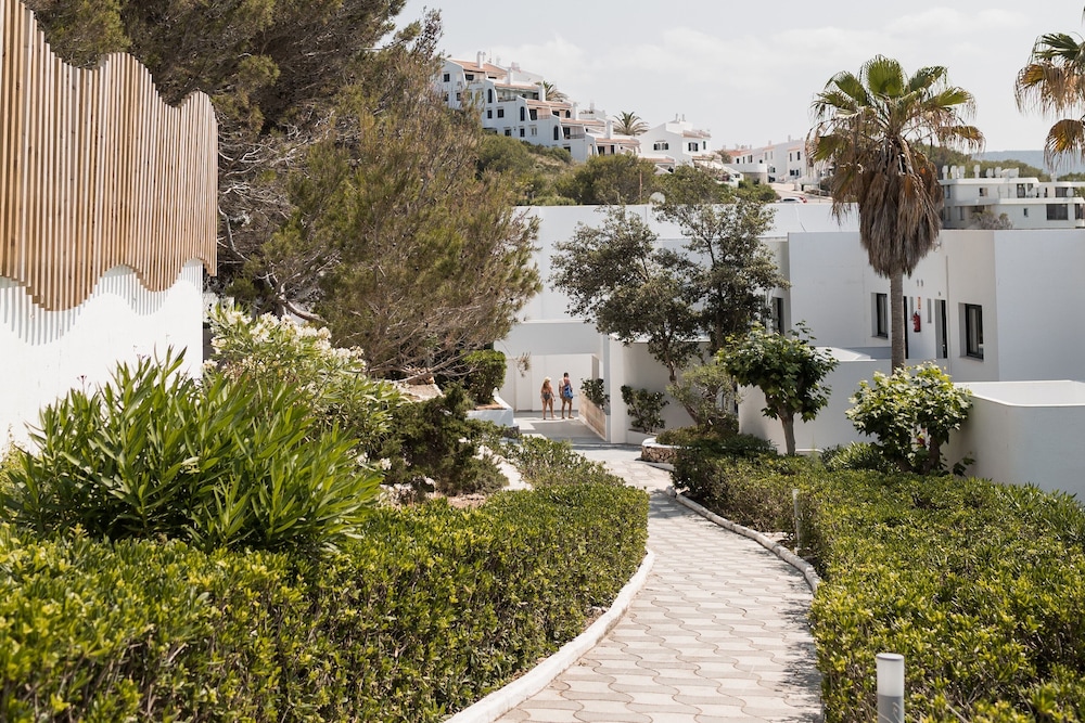 Aparthotel Beach Club — Hotel building in Son Parc, Balearic Islands