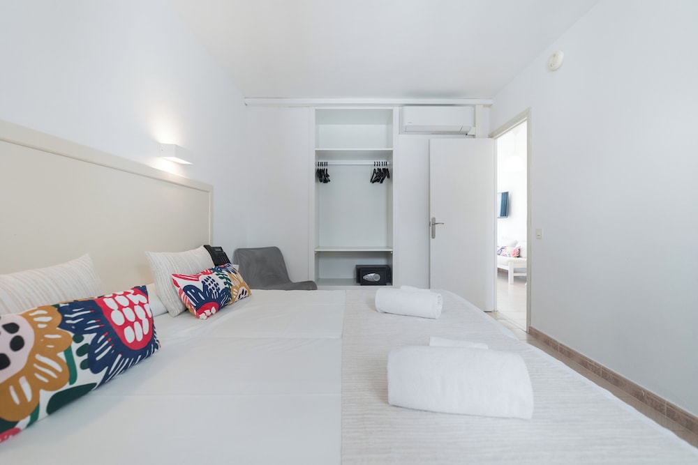 Aparthotel Beach Club — Hotel rooms in Son Parc, Balearic Islands