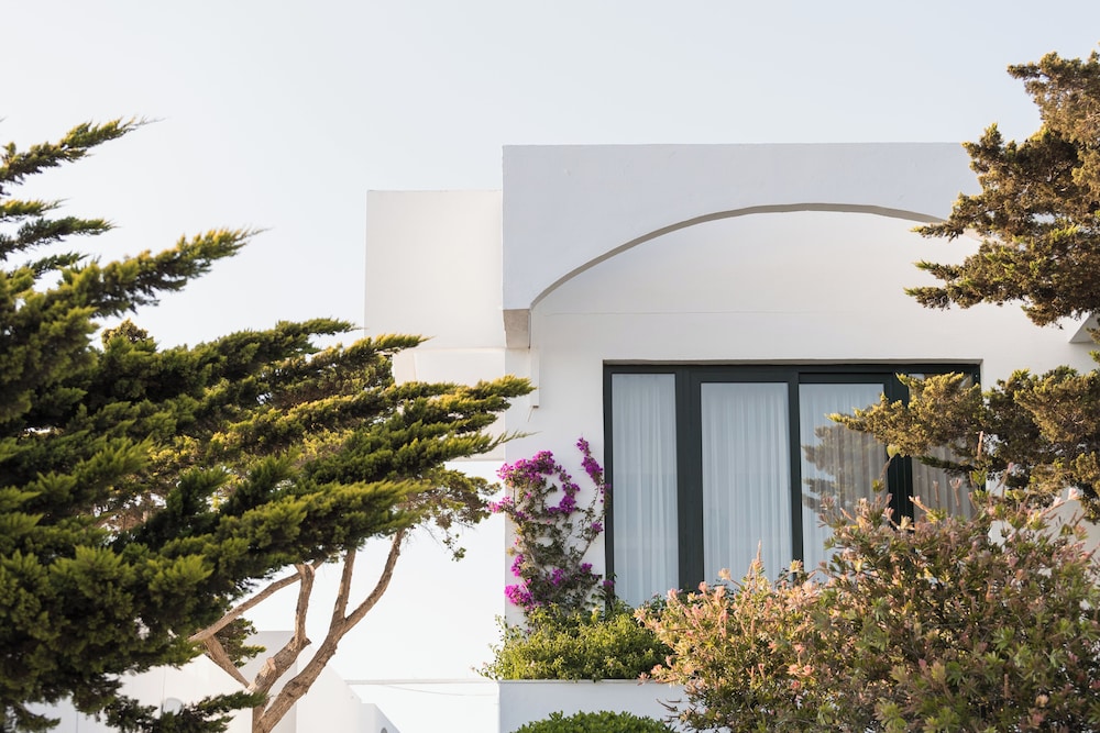 Aparthotel Beach Club — Hotel building in Son Parc, Balearic Islands