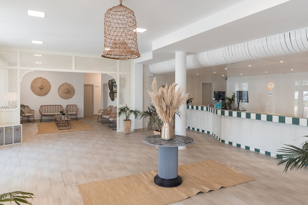Aparthotel Beach Club — Hotel building in Son Parc, Balearic Islands