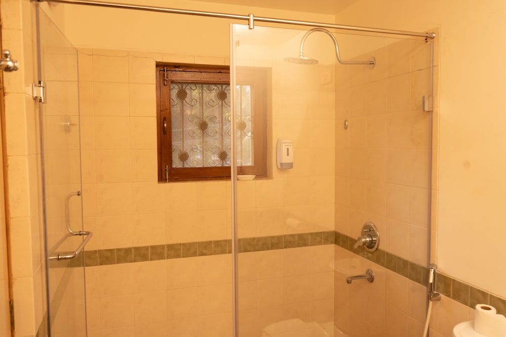 Jasminn Hotel, Goa — Hotel rooms in Betalbatim, Goa