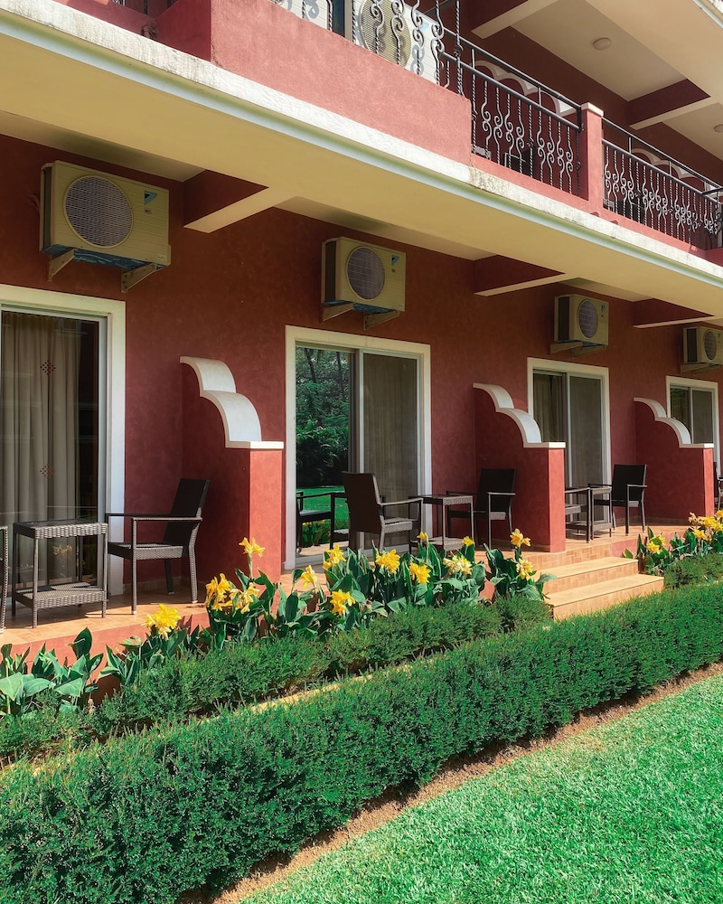 Jasminn Hotel, Goa — Hotel building in Betalbatim, Goa