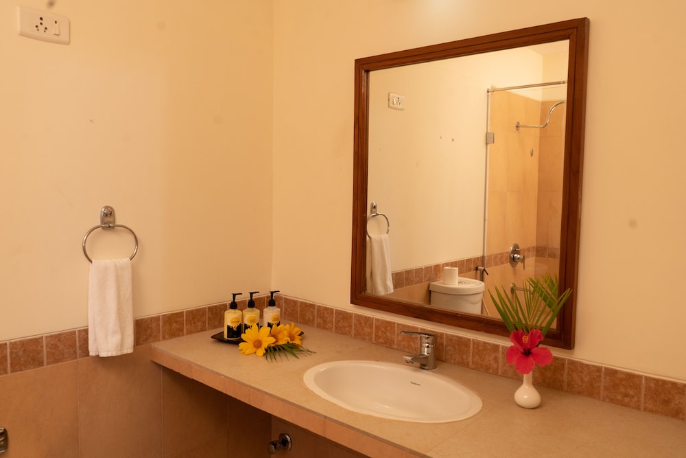 Jasminn Hotel, Goa — Hotel rooms in Betalbatim, Goa