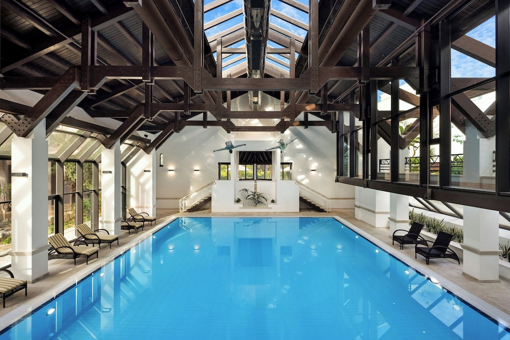 Pine Cliffs Ocean Suites, a Luxury Collection Resort & Spa — Swimming pool in Albufeira, Faro