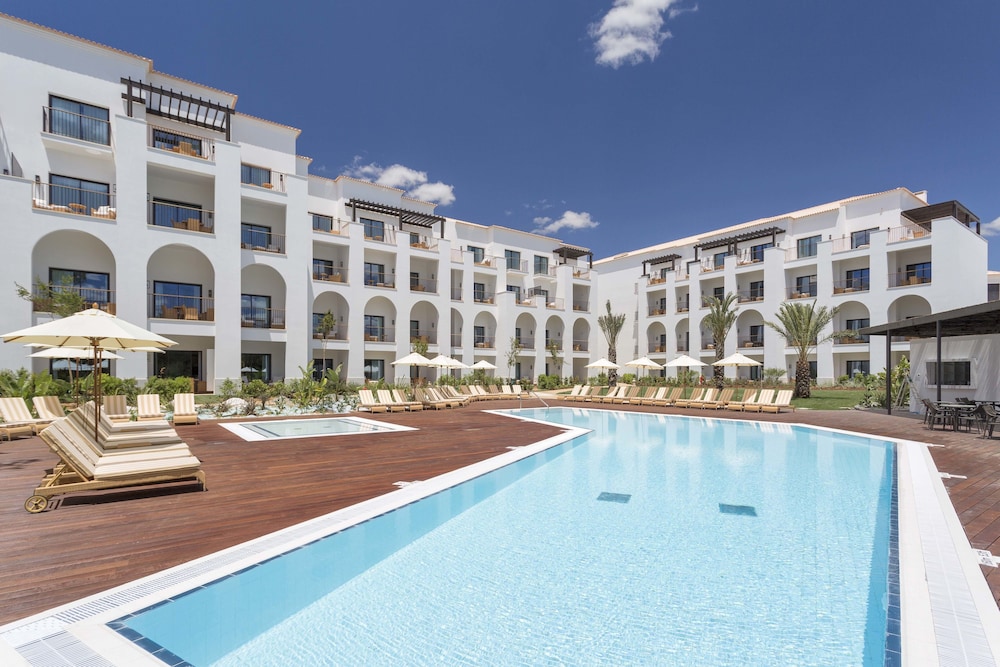 Pine Cliffs Ocean Suites, a Luxury Collection Resort & Spa — Swimming pool in Albufeira, Faro