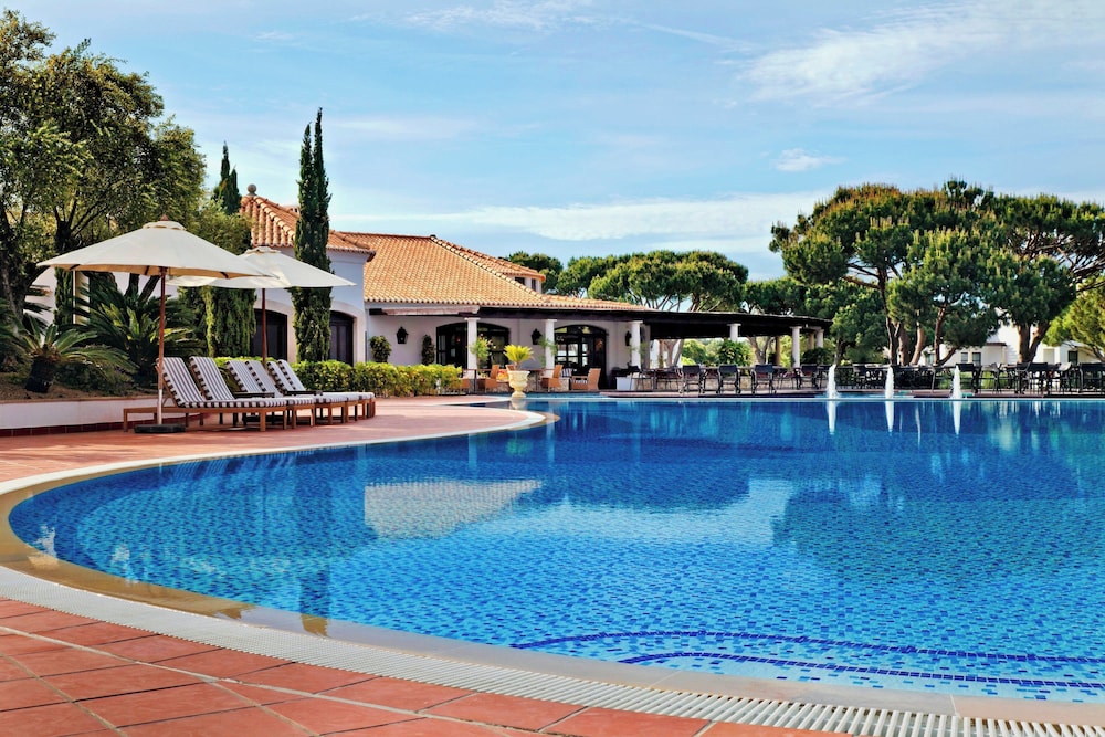 Pine Cliffs Ocean Suites, a Luxury Collection Resort & Spa — Swimming pool in Albufeira, Faro