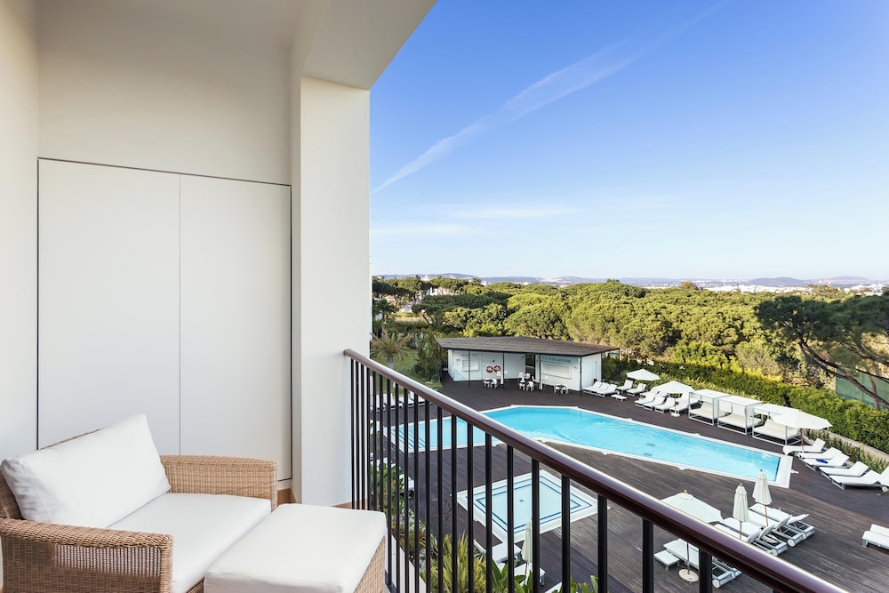 Pine Cliffs Ocean Suites, a Luxury Collection Resort & Spa — Swimming pool in Albufeira, Faro