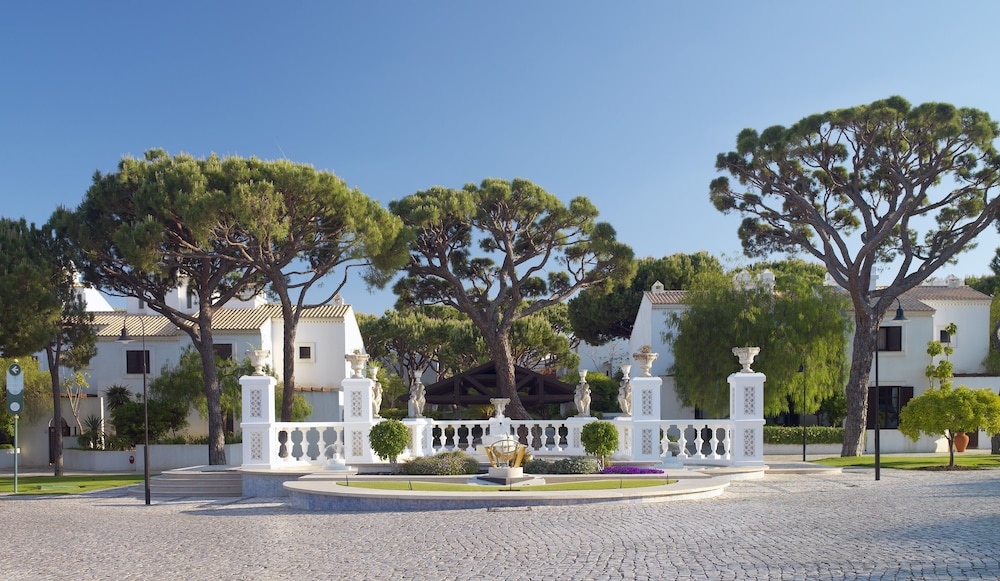 Pine Cliffs Ocean Suites, a Luxury Collection Resort & Spa — Hotel building in Albufeira, Faro