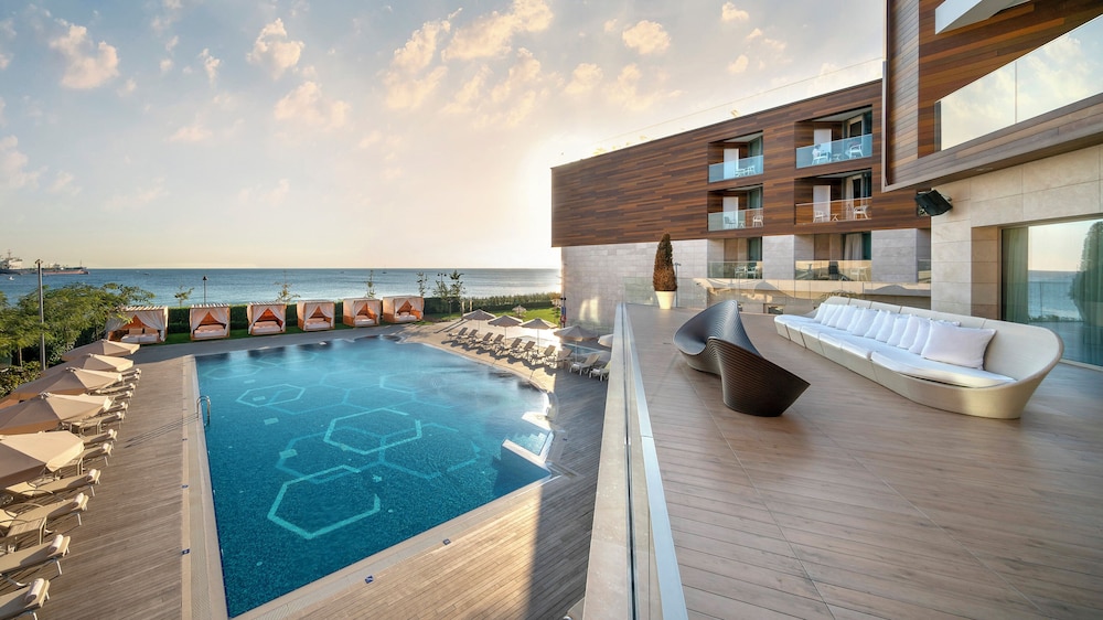 Crowne Plaza Istanbul Florya by IHG — Swimming pool in Istanbul, Istanbul
