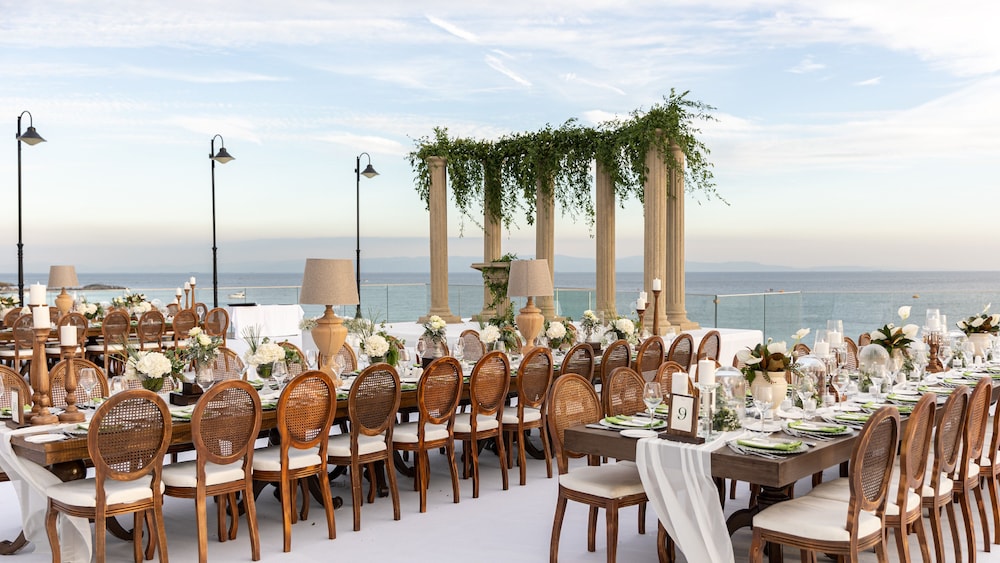 Crowne Plaza Istanbul Florya by IHG — Restaurant & bars in Istanbul, Istanbul