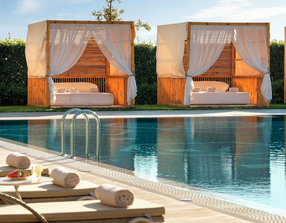 Crowne Plaza Istanbul Florya by IHG — Swimming pool in Istanbul, Istanbul