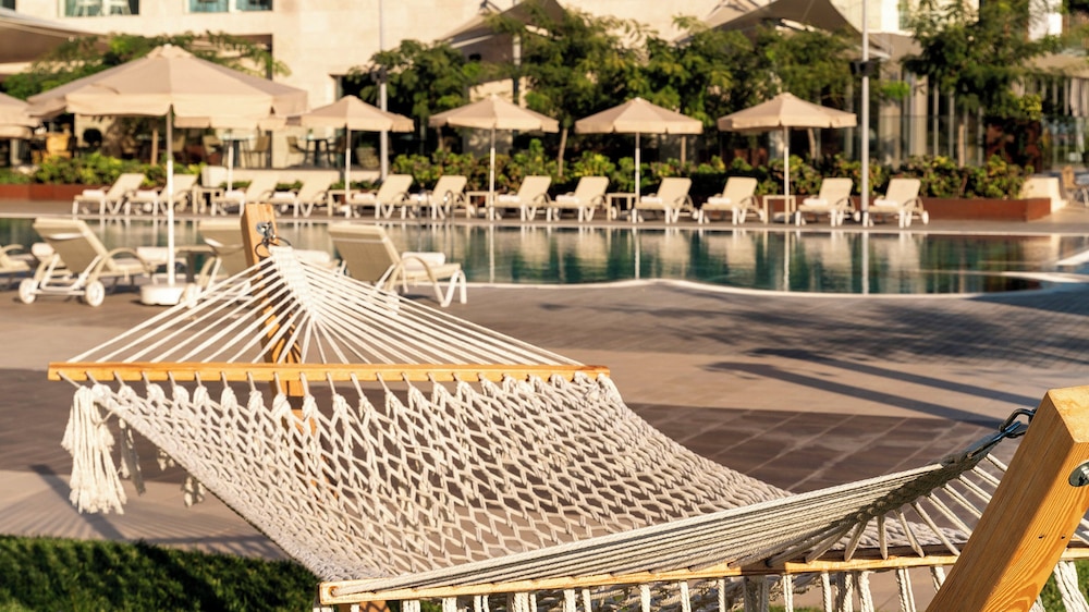 Crowne Plaza Istanbul Florya by IHG — Swimming pool in Istanbul, Istanbul