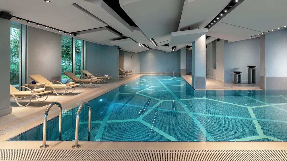 Crowne Plaza Istanbul Florya by IHG — Swimming pool in Istanbul, Istanbul