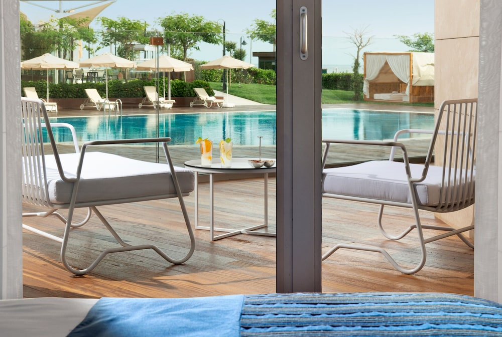 Crowne Plaza Istanbul Florya by IHG — Swimming pool in Istanbul, Istanbul