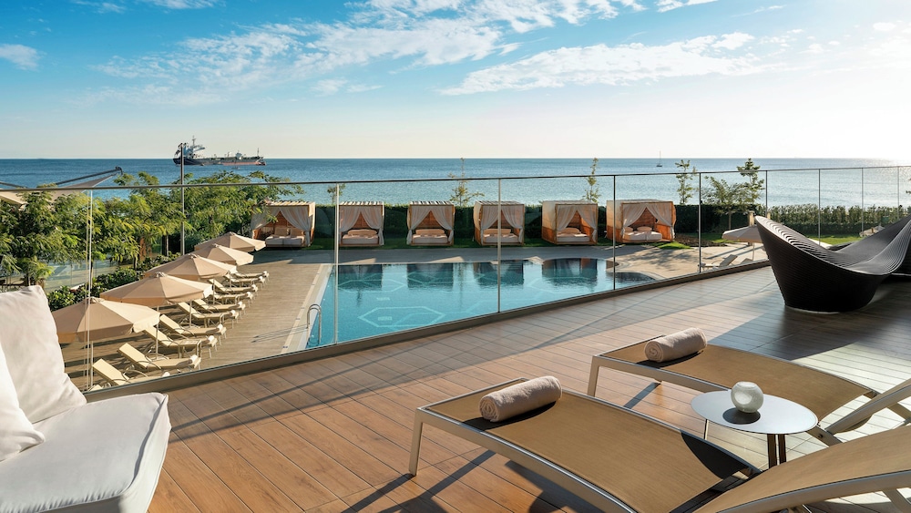 Crowne Plaza Istanbul Florya by IHG — Swimming pool in Istanbul, Istanbul
