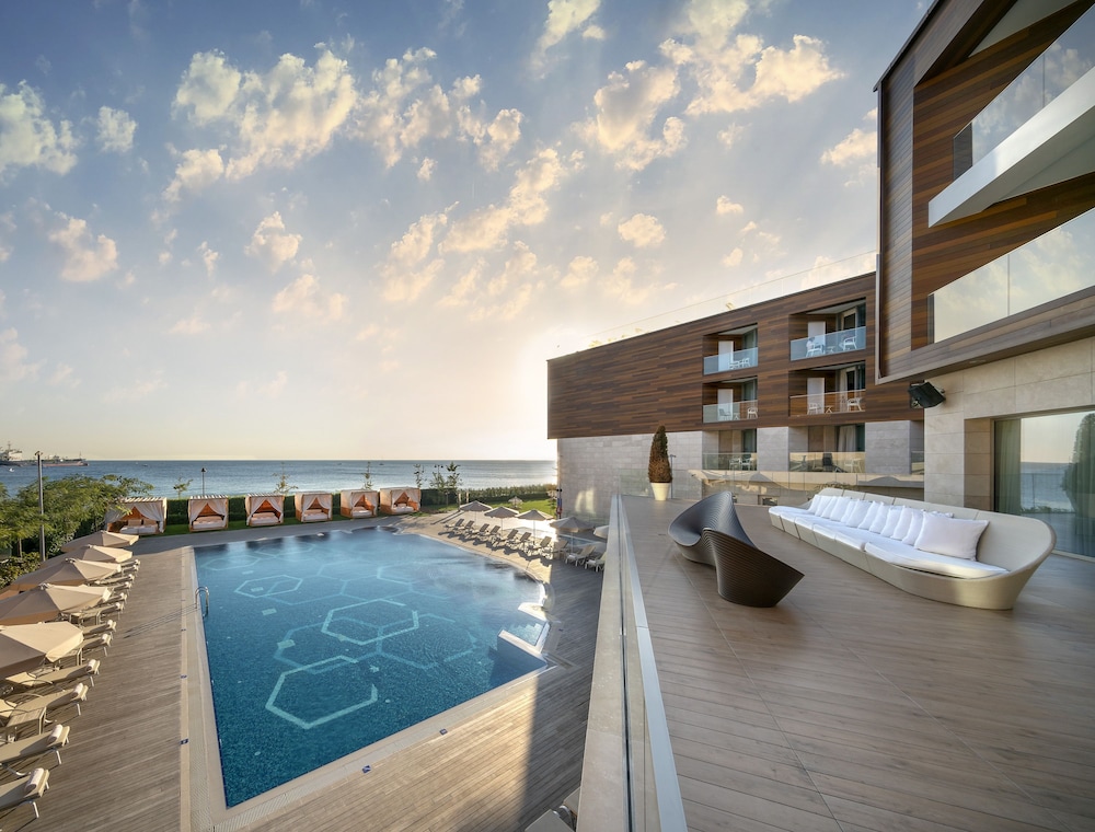 Crowne Plaza Istanbul Florya by IHG — Swimming pool in Istanbul, Istanbul