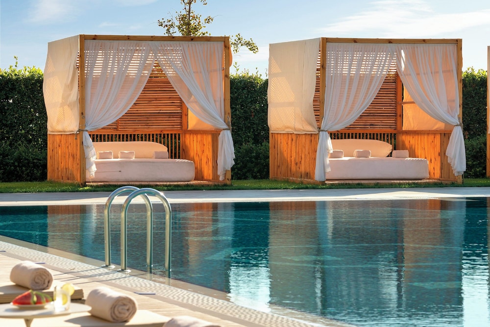 Crowne Plaza Istanbul Florya by IHG — Swimming pool in Istanbul, Istanbul