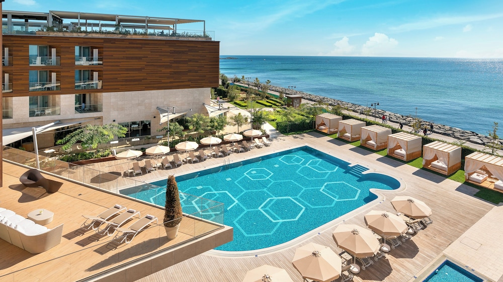 Crowne Plaza Istanbul Florya by IHG — Swimming pool in Istanbul, Istanbul