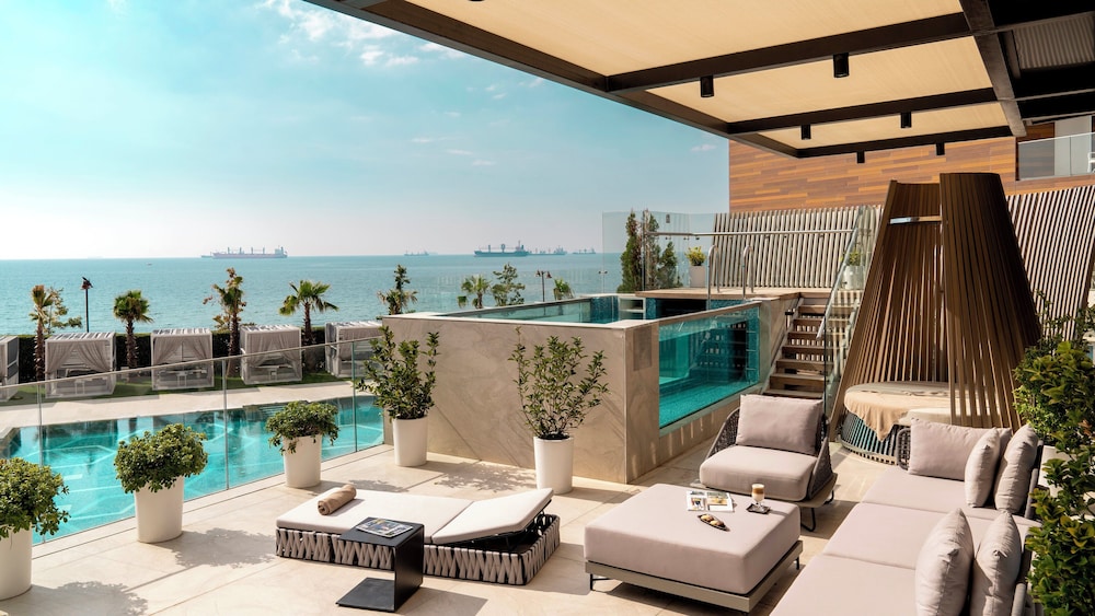 Crowne Plaza Istanbul Florya by IHG — Swimming pool in Istanbul, Istanbul