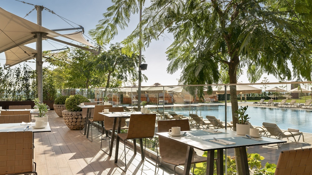 Crowne Plaza Istanbul Florya by IHG — Restaurant & bars in Istanbul, Istanbul