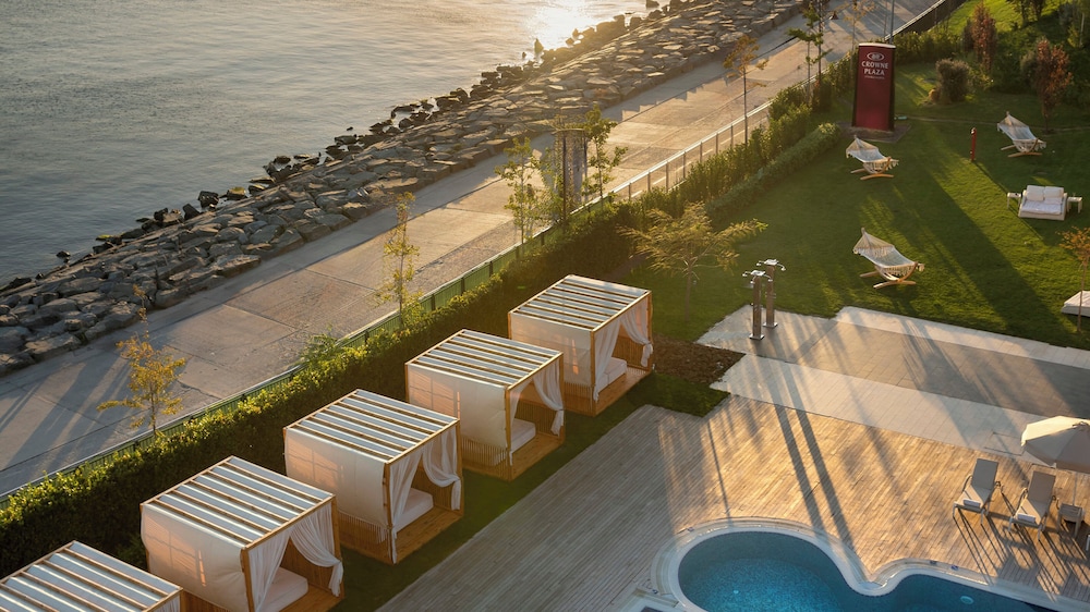 Crowne Plaza Istanbul Florya by IHG — Swimming pool in Istanbul, Istanbul