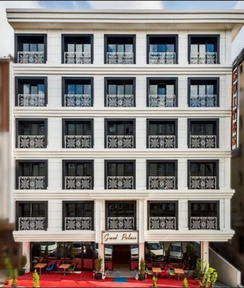 Grand Palace Hotel