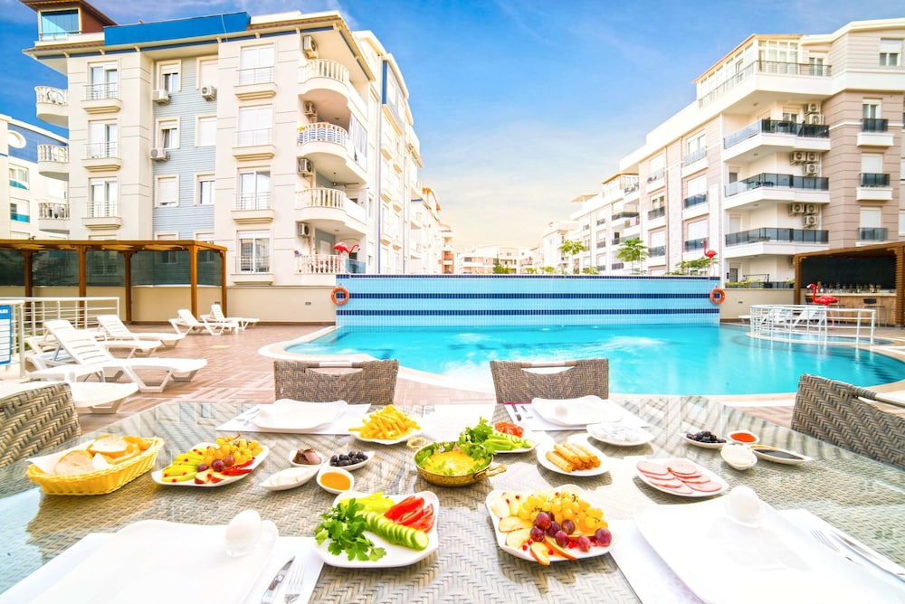 Flamingo Residence — Swimming pool in Antalya