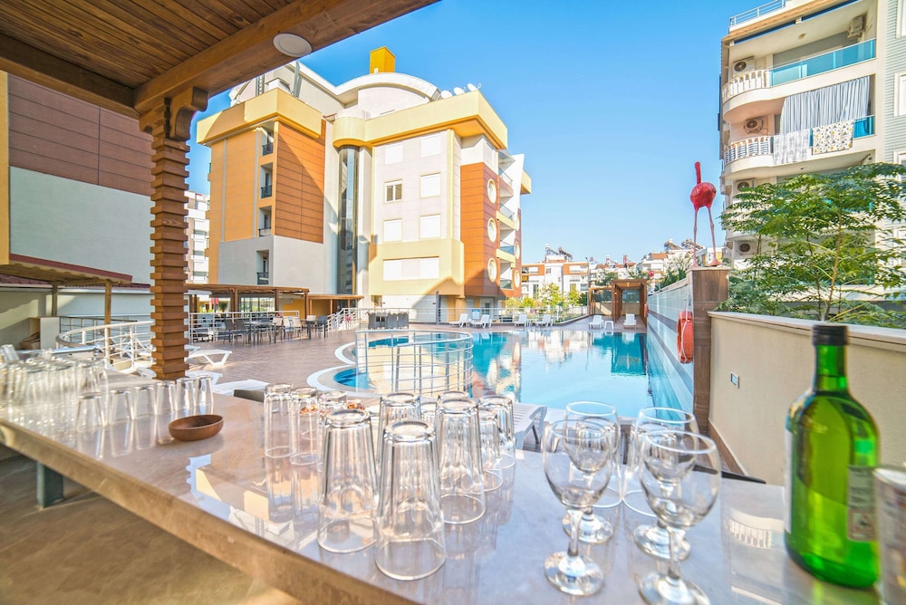 Flamingo Residence — Swimming pool in Antalya